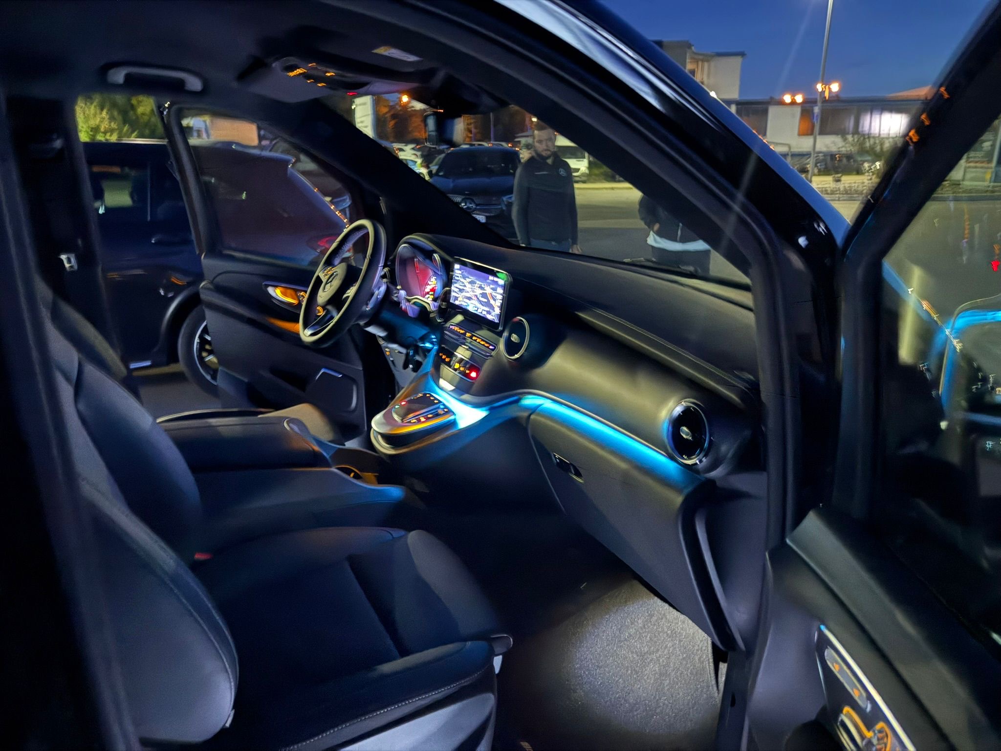 Cockpit einer Mercedes V-Klasse bei Nacht
