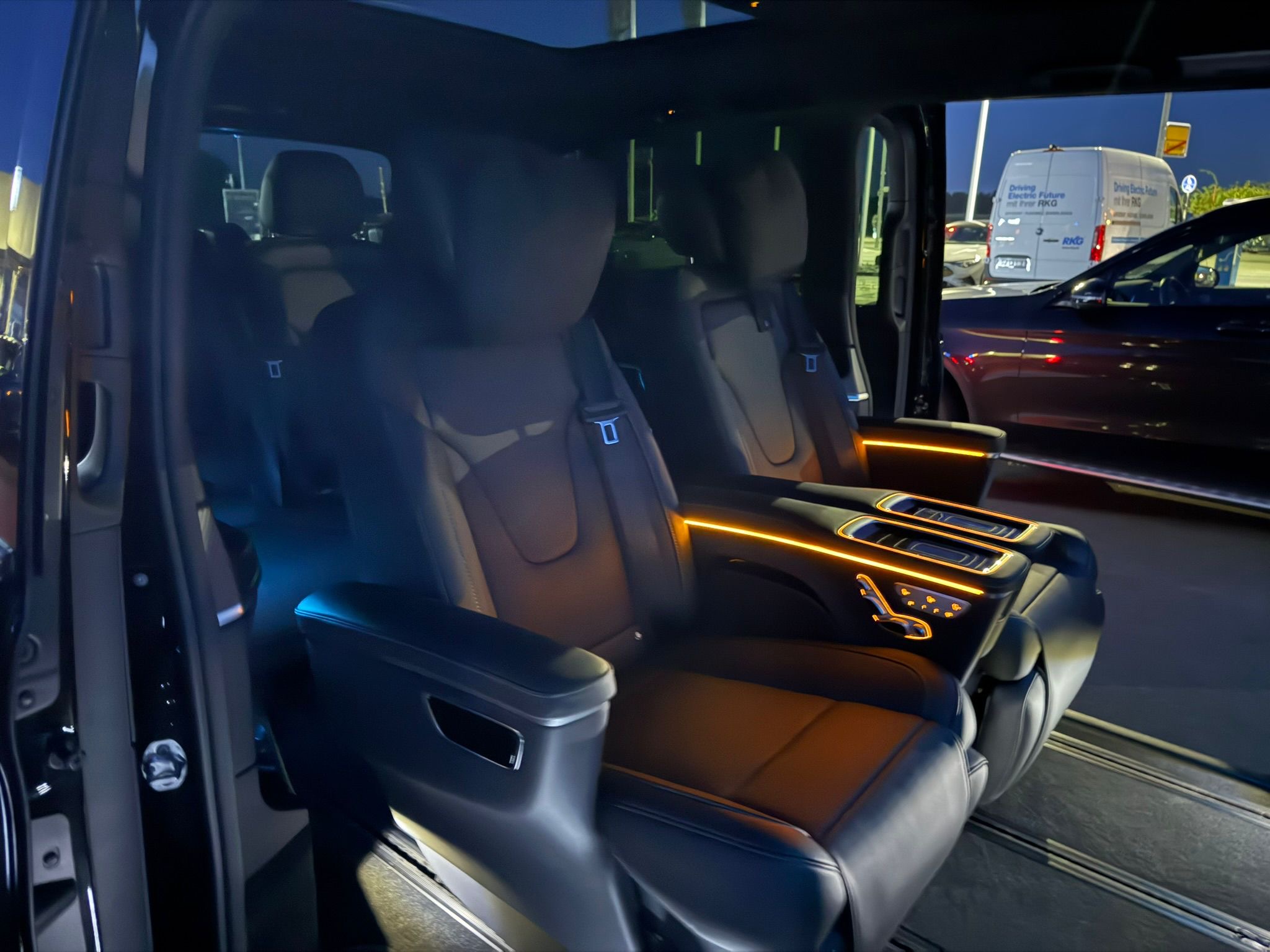 Innenraum einer Mercedes V-Klasse mit Ledersitzen